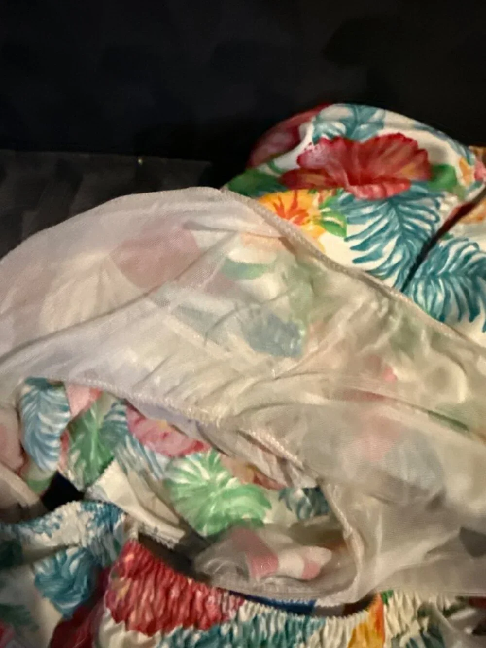 Chubbies Mens Large Floral Hibiscus Swim Trunks With Mesh Lining & Drawstring